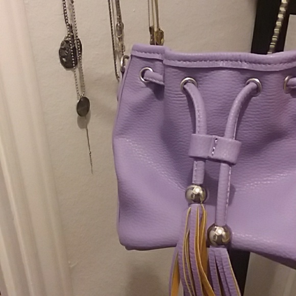 Small purple purse with long silver chain - Picture 2 of 3